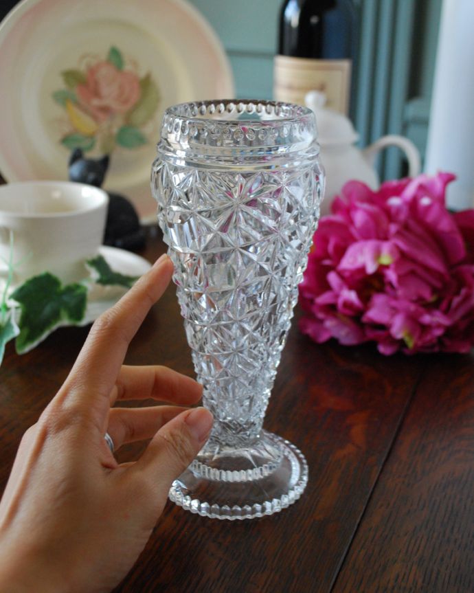 アンティーク 雑貨のガラス小物　アンティーク雑貨　贅沢なカッティングがキラキラ輝くアンティークのプレスドグラス（フラワーベース）。飾るだけで絵になる美しさ。(pg-3984)