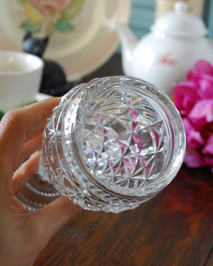 アンティーク 雑貨のガラス小物　アンティーク雑貨　贅沢なカッティングがキラキラ輝くアンティークのプレスドグラス（フラワーベース）。上から見るとこんな感じです。(pg-3984)
