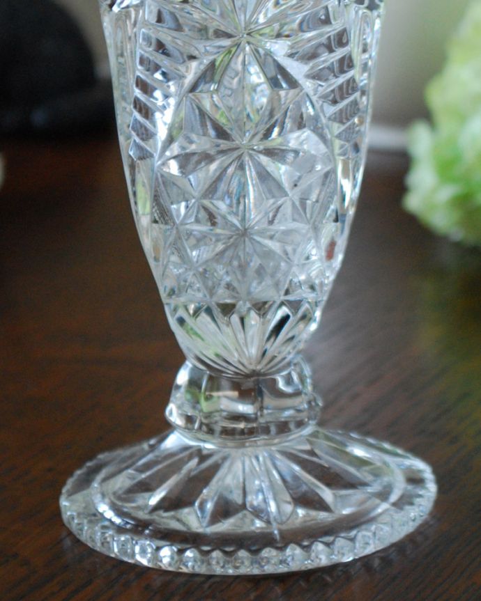 フラワーベース　アンティーク雑貨　綺麗なアンティークガラスの脚付きフラワーベース、（花器）プレスドグラス。光に当たるときらきら輝きます。(pg-3985)
