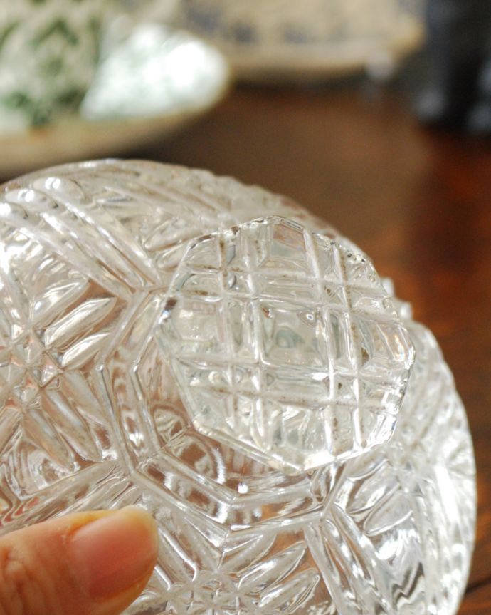アンティーク 雑貨のガラス小物　アンティーク雑貨　蓋付きアンティークガラスケース、丸くて可愛いプレスドグラス。キラキラと輝く持ち手は開けるたびにワクワクします。(pg-3990)