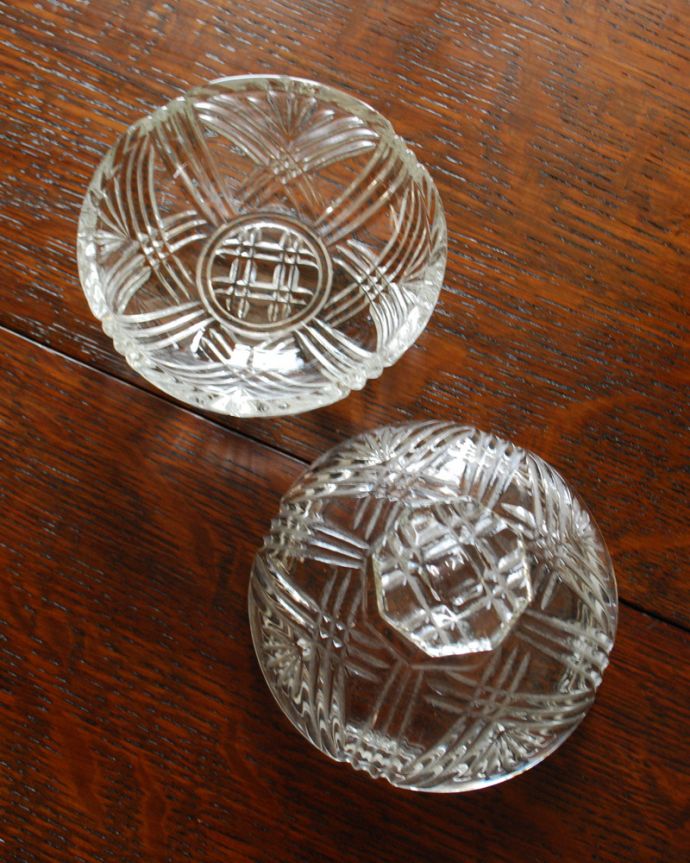 アンティーク 雑貨のガラス小物　アンティーク雑貨　蓋付きアンティークガラスケース、丸くて可愛いプレスドグラス。上から見るとこんな感じです。(pg-3990)