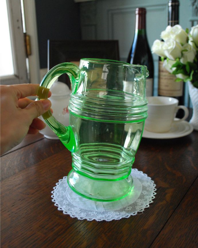 アンティーク 雑貨のガラス小物　アンティーク雑貨　オリーブグリーンのピッチャー、英国アンティークのプレスドグラス。使いやすいサイズでフラワーベースとしてもおススメです。(pg-3994)