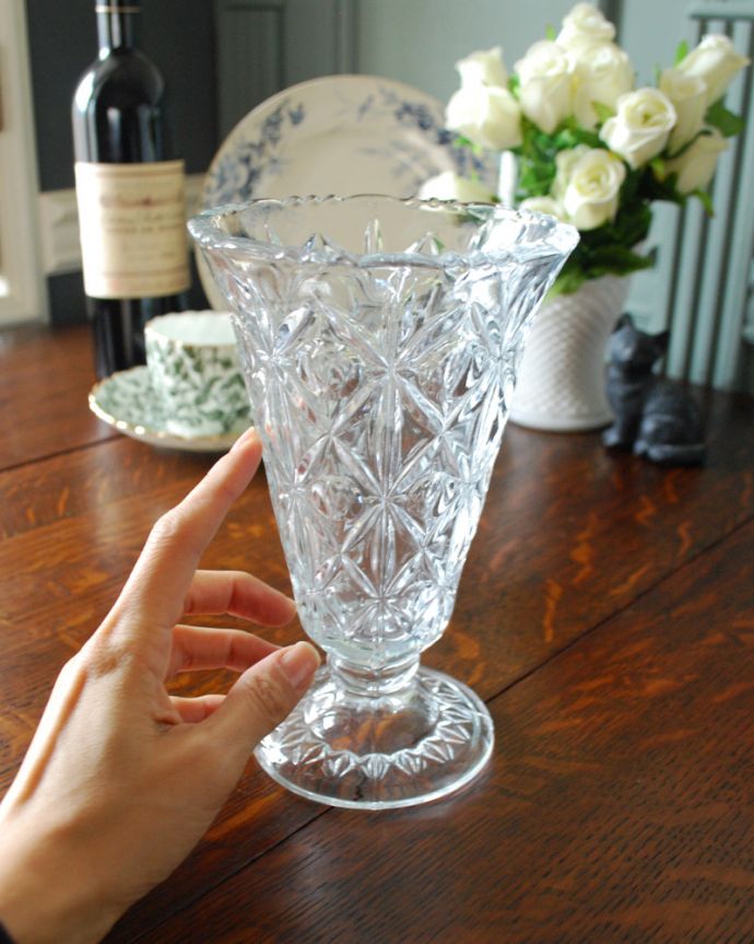 フラワーベース　アンティーク雑貨　キレイな縁どりアンティークプレスドグラスのフラワーベース（花器） 。飾るだけで絵になる美しさ。(pg-3997)