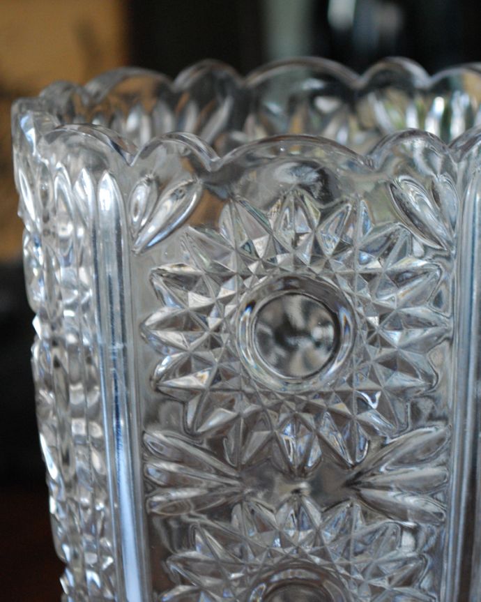 アンティーク 雑貨のガラス小物　アンティーク雑貨　お花がたっぷりデザインされたゴージャスなアンティークプレスドグラス（花器）。アンティークのため、多少の欠け・傷がある場合がありますが、使用上問題はありませんので、ご了承下さい。(pg-3998)