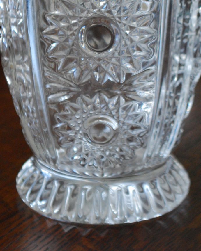 アンティーク 雑貨のガラス小物　アンティーク雑貨　お花がたっぷりデザインされたゴージャスなアンティークプレスドグラス（花器）。光に当たるときらきら輝きます。(pg-3998)