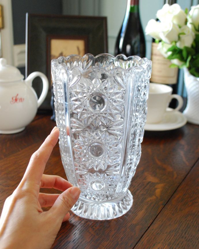 アンティーク 雑貨のガラス小物　アンティーク雑貨　お花がたっぷりデザインされたゴージャスなアンティークプレスドグラス（花器）。飾るだけで絵になる美しさ。(pg-3998)