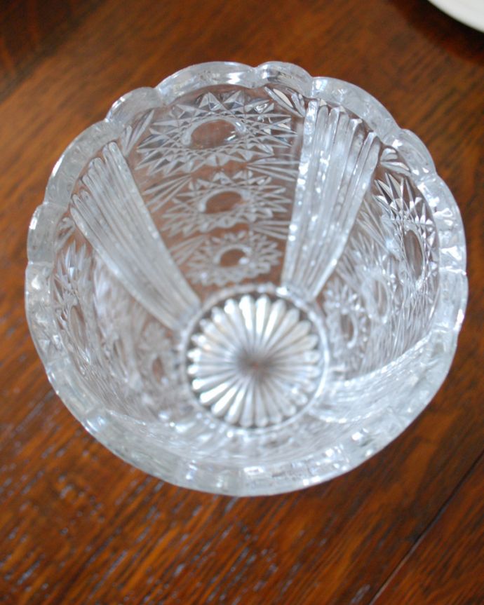 アンティーク 雑貨のガラス小物　アンティーク雑貨　お花がたっぷりデザインされたゴージャスなアンティークプレスドグラス（花器）。上から見るとこんな感じです。(pg-3998)