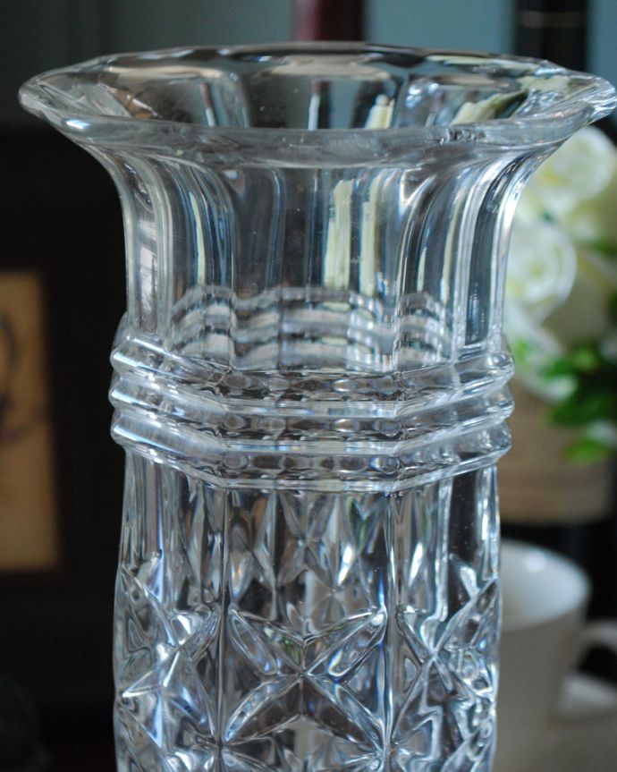 アンティーク 雑貨のガラス小物　アンティーク雑貨　お花のような華やかなシルエット、アンティークプレスドグラス（花器）。光が入るとキラキラと輝きますサイズが大きなプレスドグラスは、より太陽の光を反射してキラキラと輝きます。(pg-4001)