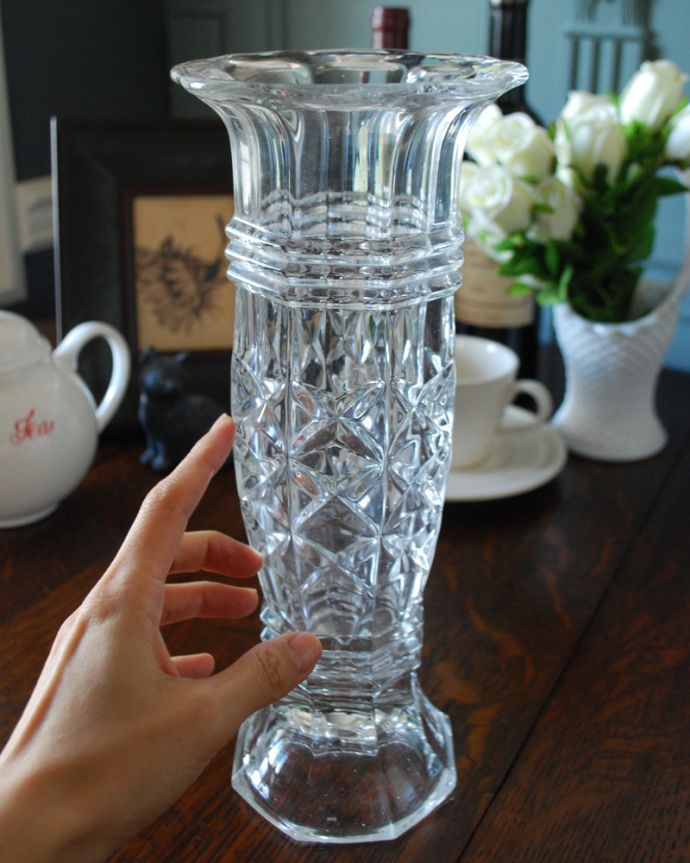 アンティーク 雑貨のガラス小物　アンティーク雑貨　お花のような華やかなシルエット、アンティークプレスドグラス（花器）。置くだけで華やかな雰囲気大きなサイズの花器は、お家に1つは欲しいアイテム。(pg-4001)