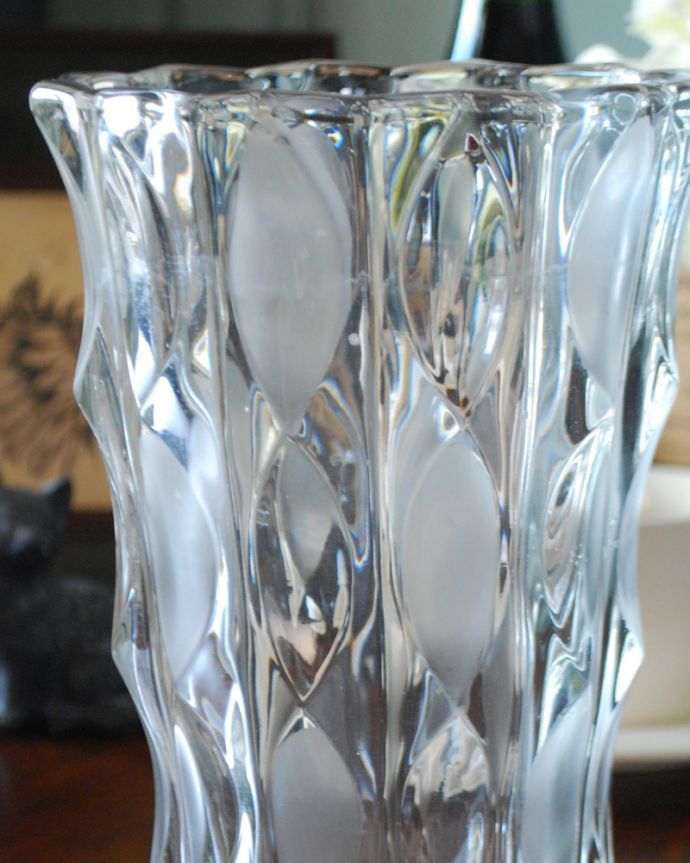 フラワーベース　アンティーク雑貨　アンティークガラスの輝くフラワーベース（花器）、プレスドグラス。アンティークのため、多少の欠け・傷がある場合がありますが、使用上問題はありませんので、ご了承下さい。(pg-4002)