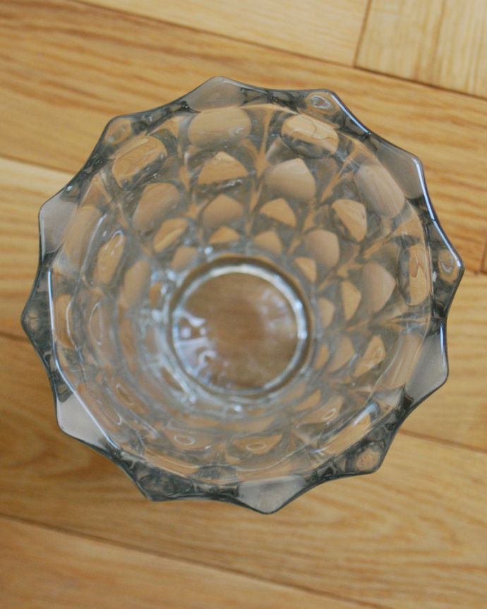 フラワーベース　アンティーク雑貨　アンティークガラスの輝くフラワーベース（花器）、プレスドグラス。上から見るとこんな感じです。(pg-4002)
