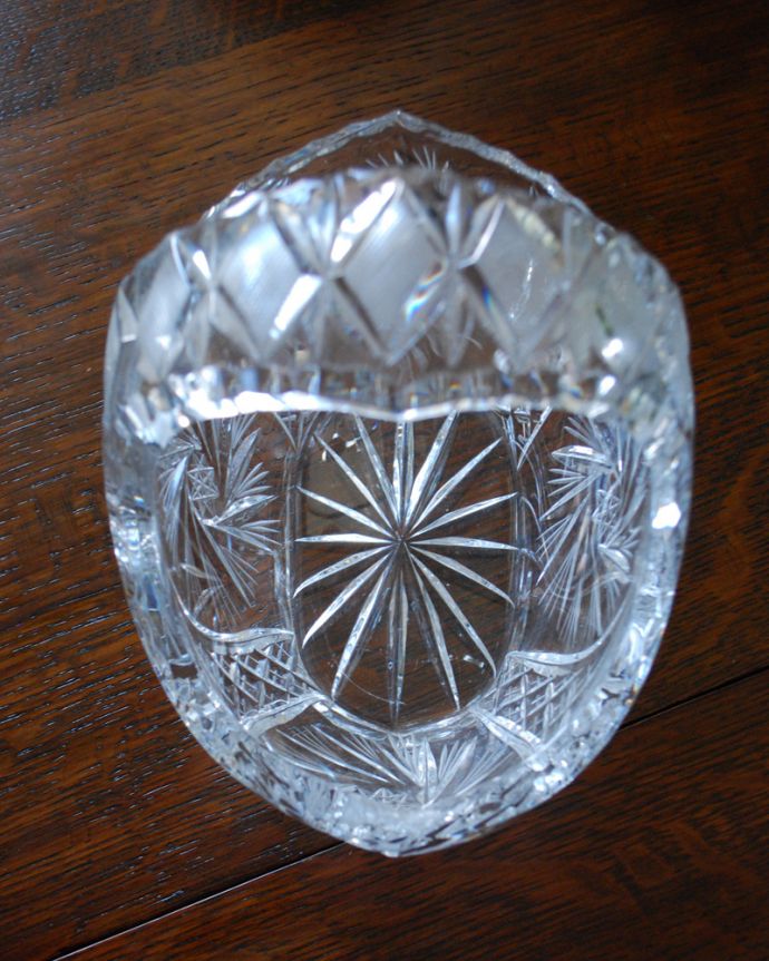 アンティーク 雑貨のガラス小物　アンティーク雑貨　持ち手まできらきら輝くアンティークプレスドグラス、ガラスバスケット。上から見ると･･･アンティークなので多少のキズやカケがある場合はありますが、使用上問題はありませんのでご了承下さい。(pg-4003)