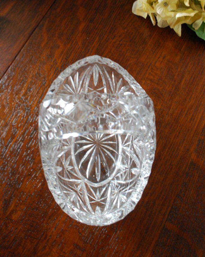 アンティーク 雑貨のガラス小物　アンティーク雑貨　華やかなガラスのマルシェカゴ（アンティークプレスドグラス）。上から見るとこんな感じです。(pg-4004)