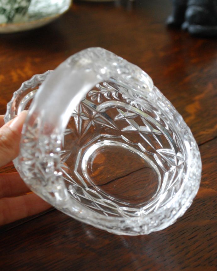 アンティーク 雑貨のガラス小物　アンティーク雑貨　可愛いお花がデザインされた小さなガラスのバスケット、アンティークプレスドグラス。上から見るとこんな感じです。(pg-4005)