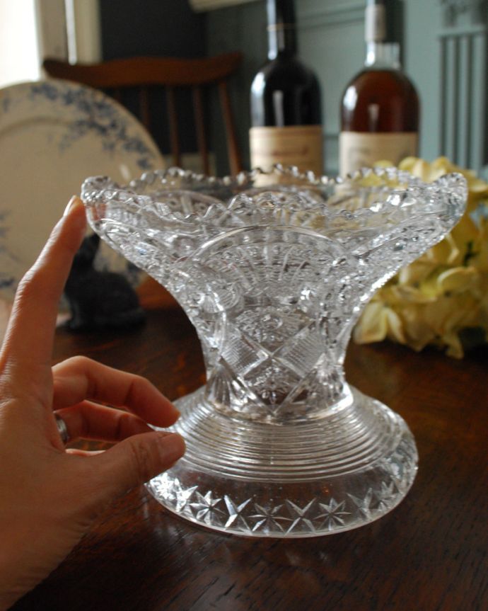 フラワーベース　アンティーク雑貨　きらきら輝く優美なアンティークプレスドグラス（花器）。置いておくだけで華やかな存在感です。(pg-4006)