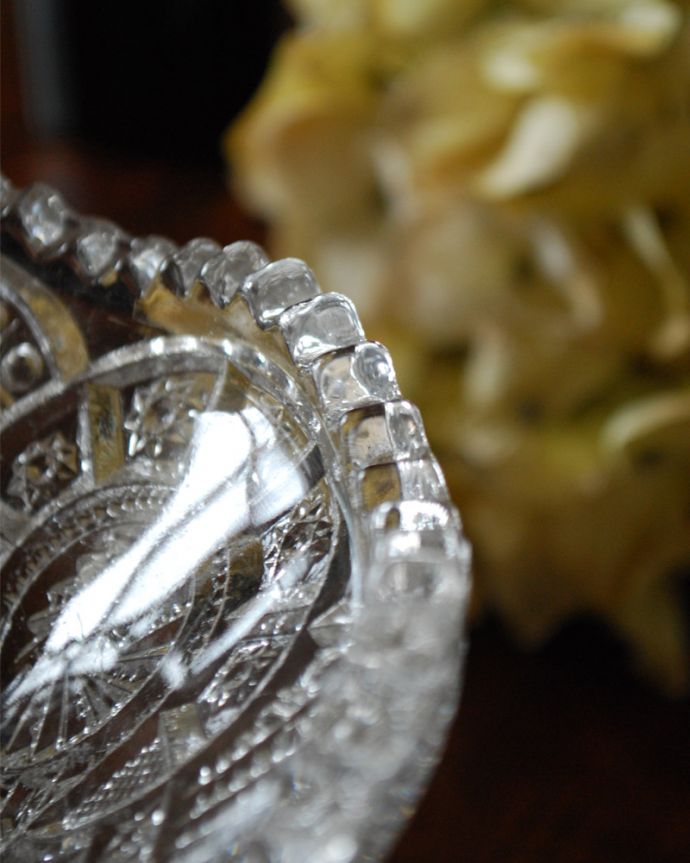 フラワーベース　アンティーク雑貨　きらきら輝く優美なアンティークプレスドグラス（花器）。カッティングが光に当たるごとにキラキラと美しく輝きます。(pg-4006)