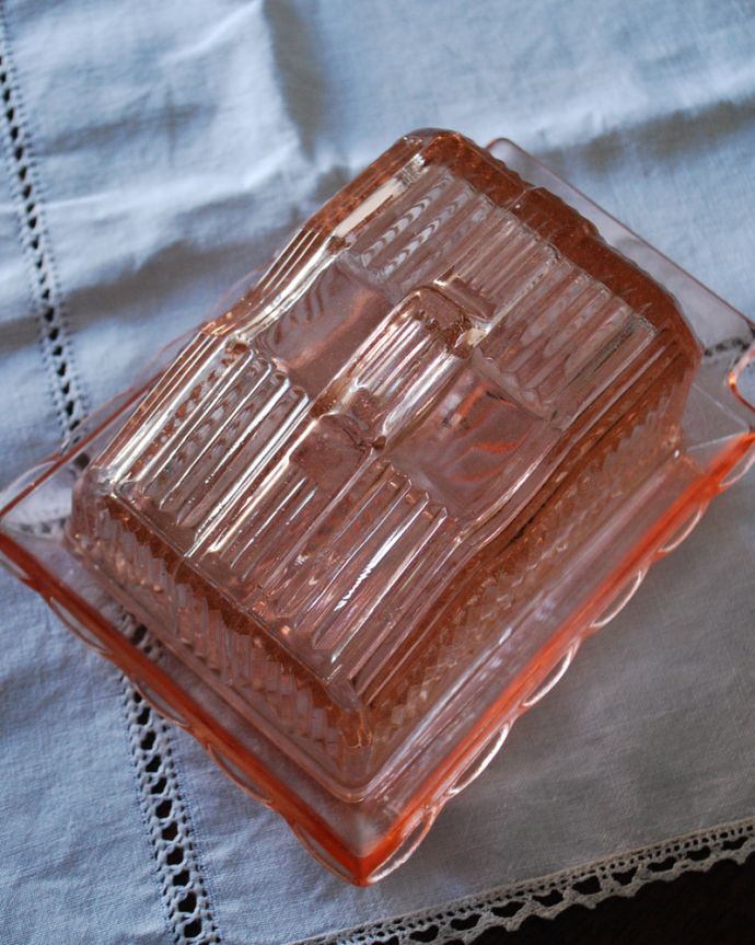 アンティーク 雑貨のガラス小物　アンティーク雑貨　ピンクのアンティークプレスドグラスのバターケース。アンティークのため、多少の欠け・傷がある場合がありますが、使用上問題はありませんので、ご了承下さい。(pg-4012)