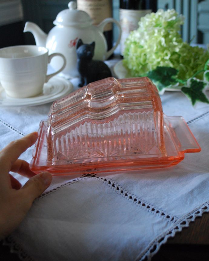 アンティーク 雑貨のガラス小物　アンティーク雑貨　ピンクのアンティークプレスドグラスのバターケース。置いてあるだけで食卓が華やかになります。(pg-4012)