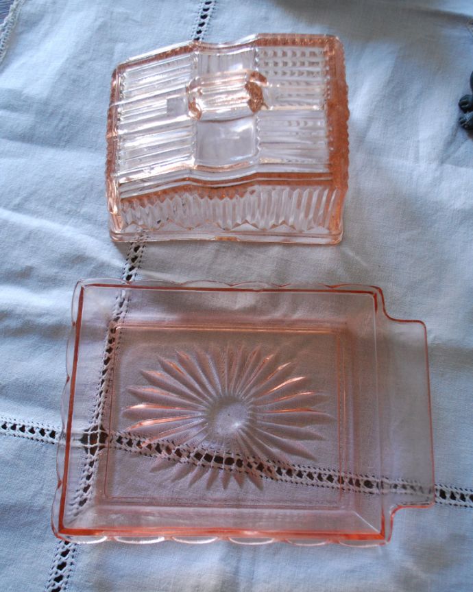 アンティーク 雑貨のガラス小物　アンティーク雑貨　ピンクのアンティークプレスドグラスのバターケース。上から見るとこんな感じです。(pg-4012)