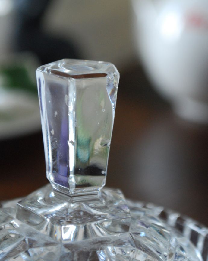 アンティーク 雑貨のガラス小物　アンティーク雑貨　輝くフタ付きガラスケース、アンティークプレスドグラス。キャンディーのような可愛い持ち手は開けるたびにワクワクします。(pg-4013)
