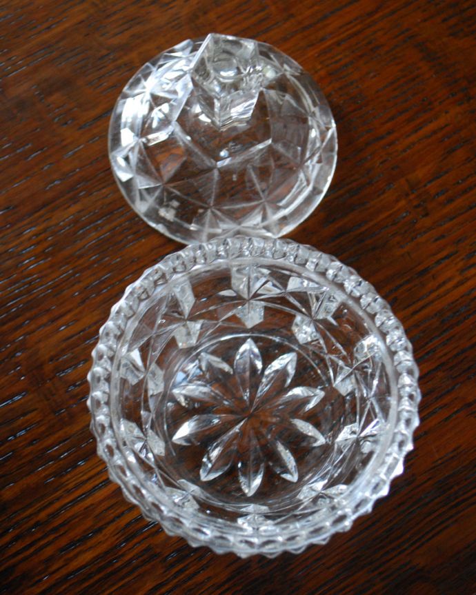 アンティーク 雑貨のガラス小物　アンティーク雑貨　輝くフタ付きガラスケース、アンティークプレスドグラス。上から見るとこんな感じです。(pg-4013)
