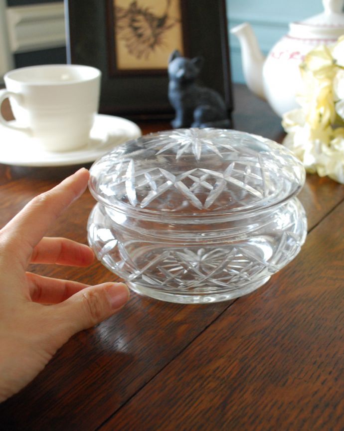 アンティーク 雑貨のガラス小物　アンティーク雑貨　美しく輝くガラスケース、アンティークプレスドグラス。どこに置いても華やかなガラスのケースです。(pg-4017)