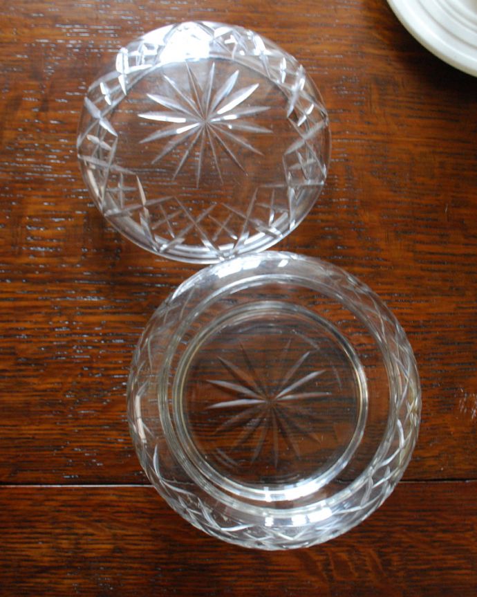 アンティーク 雑貨のガラス小物　アンティーク雑貨　美しく輝くガラスケース、アンティークプレスドグラス。上から見るとこんな感じです。(pg-4017)
