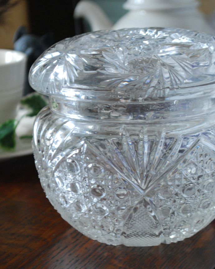 アンティーク 雑貨のガラス小物　アンティーク雑貨　水玉模様にお花の模様・・・カッティングが美しいアンティークプレスドグラス(ピクルスジャー)。英国の食卓になくてはならないピクルスジャーイギリスの人が大好きなピクルスを入れるために作られた器。(pg-4019)