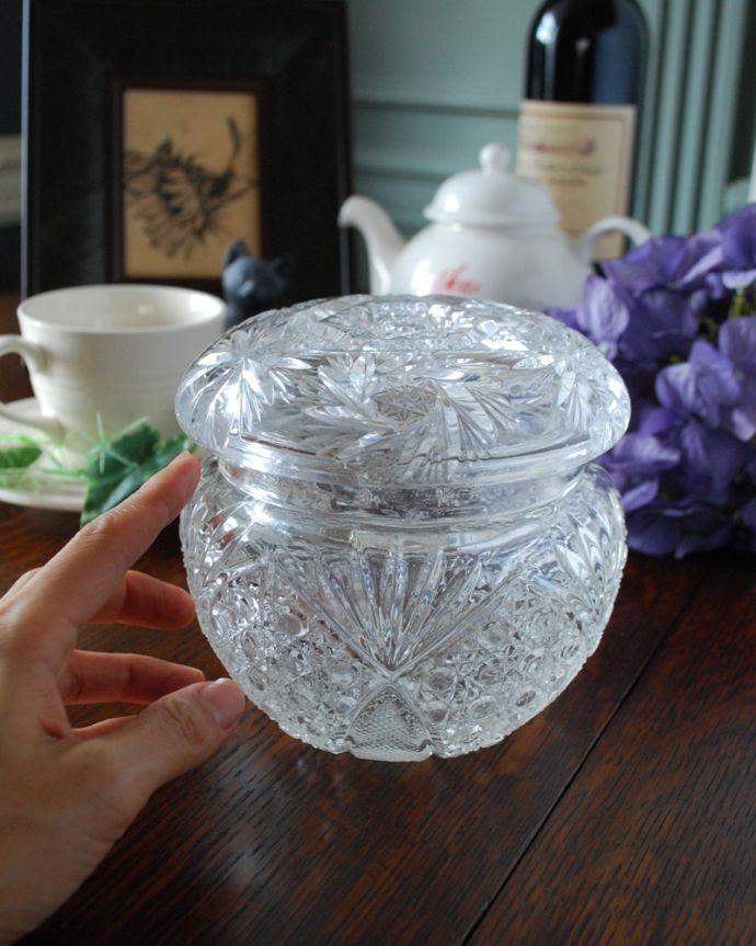 アンティーク 雑貨のガラス小物　アンティーク雑貨　水玉模様にお花の模様・・・カッティングが美しいアンティークプレスドグラス(ピクルスジャー)。ふたを開ける度にワクワク置いておくだけで絵になる可愛らしさ。(pg-4019)
