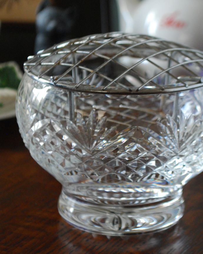 アンティーク 雑貨のガラス小物　アンティーク雑貨　花留め付きの輝くガラスボール（花器）、アンティークプレスドグラス。アンティークのため、多少の欠け・傷がある場合がありますが、使用上問題はありませんので、ご了承下さい。(pg-4027)