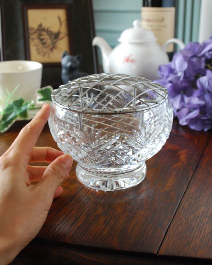 アンティーク 雑貨のガラス小物　アンティーク雑貨　花留め付きの輝くガラスボール（花器）、アンティークプレスドグラス。誰でも簡単にフラワーアレンジメントが楽しめます。(pg-4027)