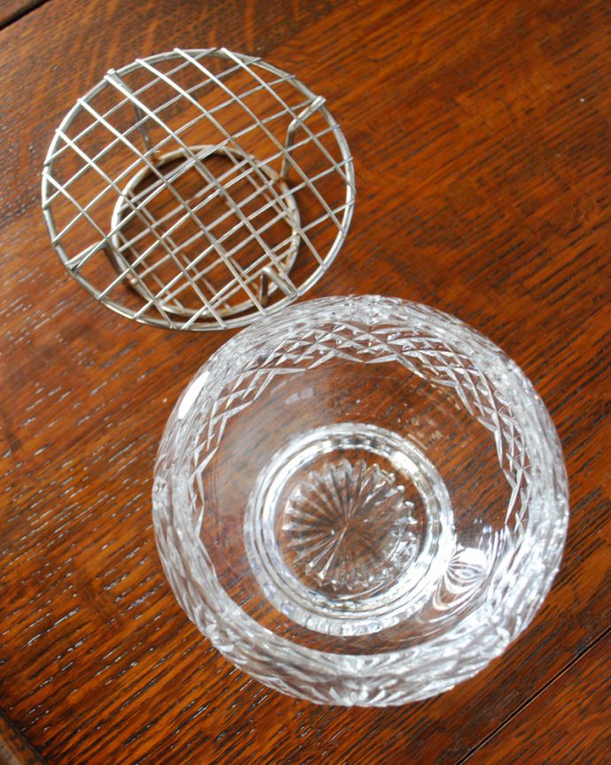 アンティーク 雑貨のガラス小物　アンティーク雑貨　花留め付きの輝くガラスボール（花器）、アンティークプレスドグラス。蓋は簡単に外れます。(pg-4027)