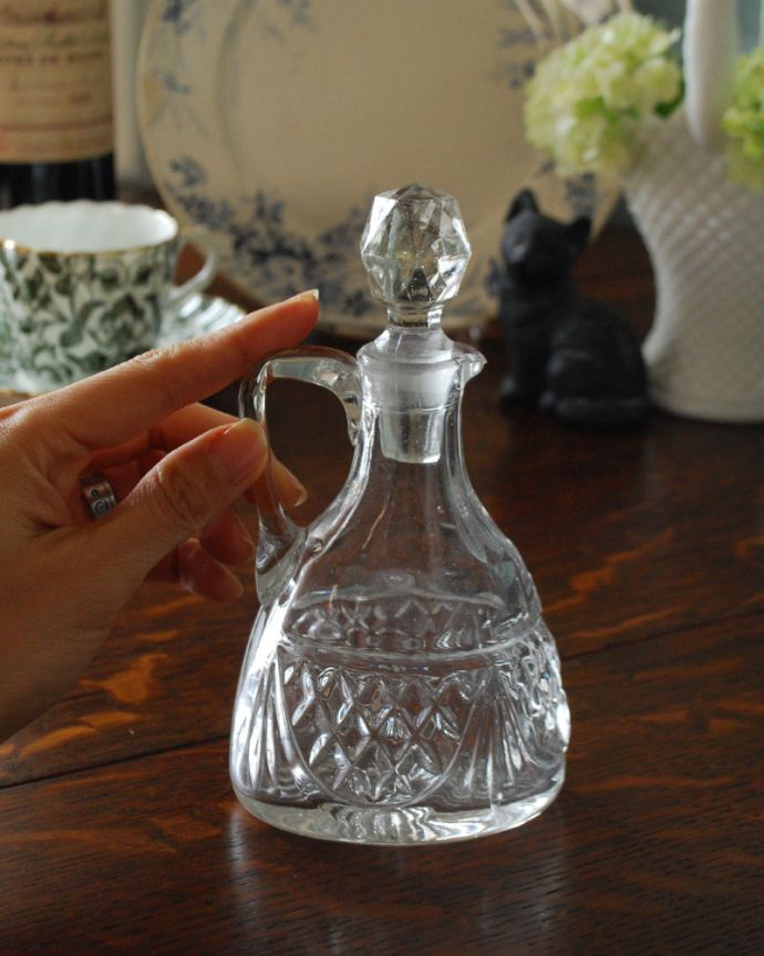 アンティーク 雑貨のガラス小物　アンティーク雑貨　持ち手付きのフレグランスボトル、アンティークプレスドグラス。どこに置いても華やかなフレグランスボトルです。(pg-4028)