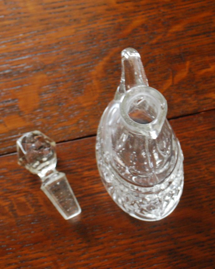 アンティーク 雑貨のガラス小物　アンティーク雑貨　持ち手付きのフレグランスボトル、アンティークプレスドグラス。蓋も外れます。(pg-4028)