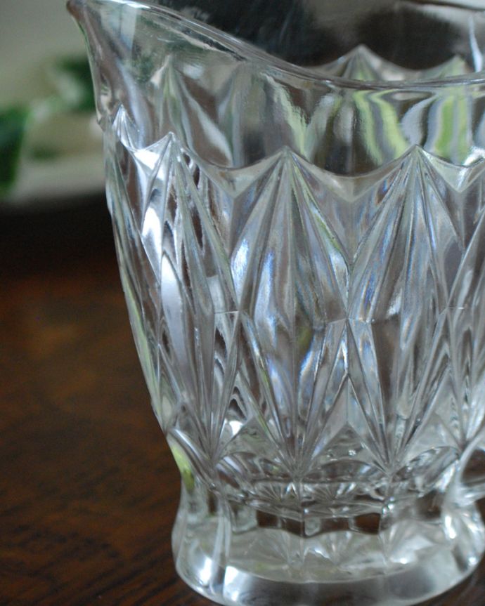 アンティーク 雑貨のガラス小物　アンティーク雑貨　アンティークのガラスのピッチャー、英国のプレスドグラス。お茶の時間に欠かせないミルクピッチャーミルクティーが大好きな英国人が作ったガラスのミルクピッチャーは、たっぷりミルクが注げるようにサイズが大きめです。(pg-4037)