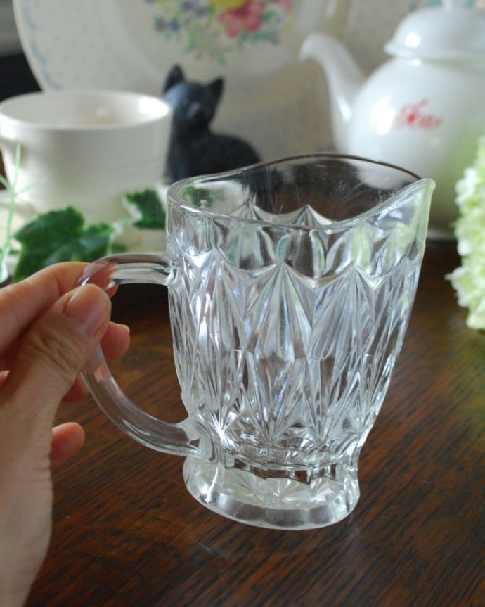 アンティーク 雑貨のガラス小物　アンティーク雑貨　アンティークのガラスのピッチャー、英国のプレスドグラス。持ち手もしっかり付いています昔と同じようにミルクを入れて使うのはもちろん使い方は自由自在。(pg-4037)