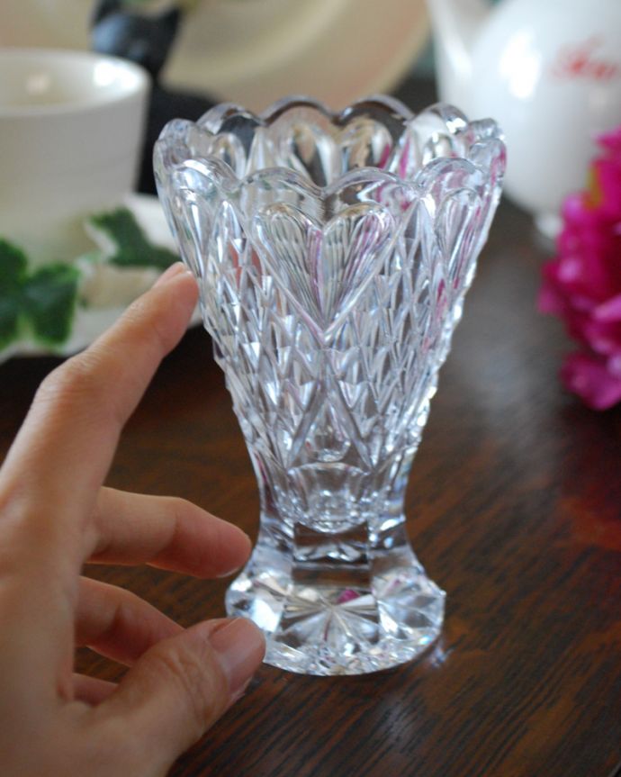 アンティーク 雑貨のガラス小物　アンティーク雑貨　輝くガラスのアンティークフラワーベースプレスドグラス。置いておくだけで華やかな存在感です。(pg-4038)
