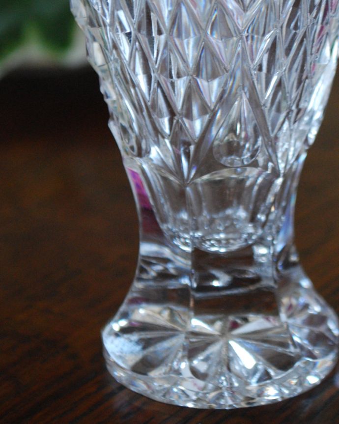 アンティーク 雑貨のガラス小物　アンティーク雑貨　輝くガラスのアンティークフラワーベースプレスドグラス。脚元まで美しいデザインです。(pg-4038)