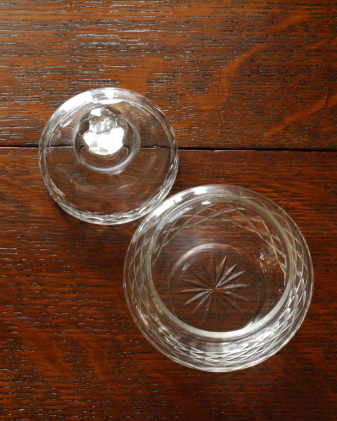 アンティーク 雑貨のガラス小物　アンティーク雑貨　英国のアンティークガラス雑貨、小さなガラスケース（小物入れ）。上から見るとこんな感じです。(pg-4039)