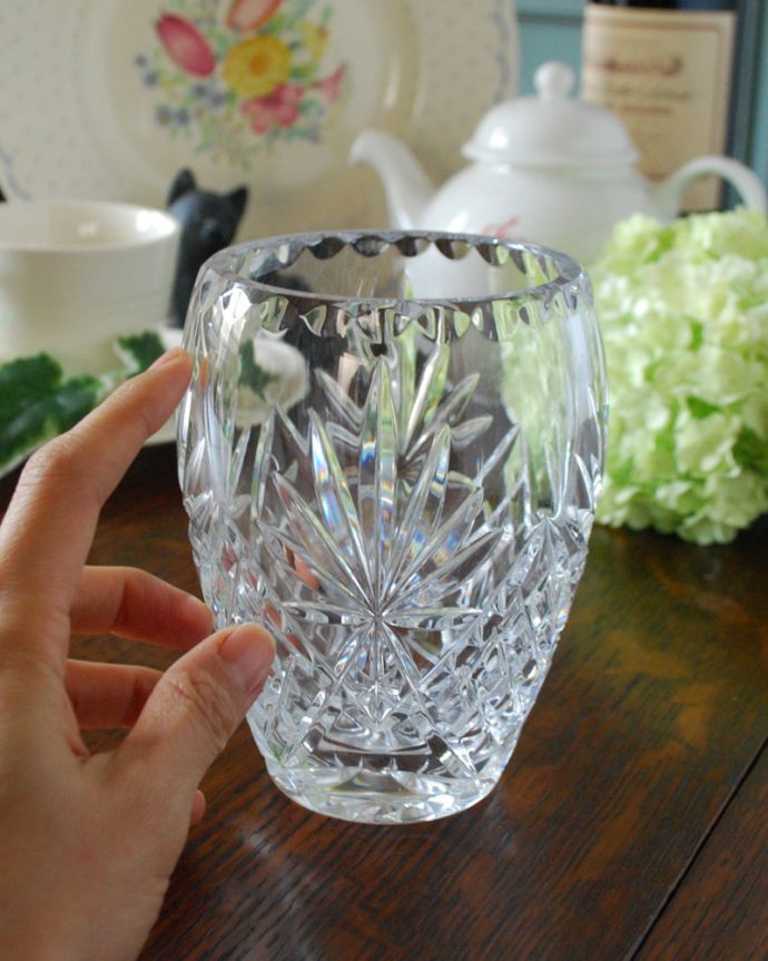 フラワーベース　アンティーク雑貨　アンティークガラスのフラワーベース、ふわっとしたシルエットが素敵なプレスドグラス。そのまま置いておいても美しいシルエットです。(pg-4041)