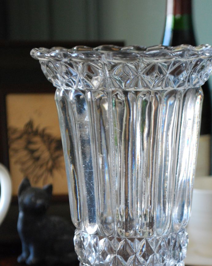 アンティーク 雑貨のガラス小物　アンティーク雑貨　脚付きの可愛いフラワーベース（花器）アンティークのプレスドグラス。光が当たるときらきら輝きます。(pg-4043)
