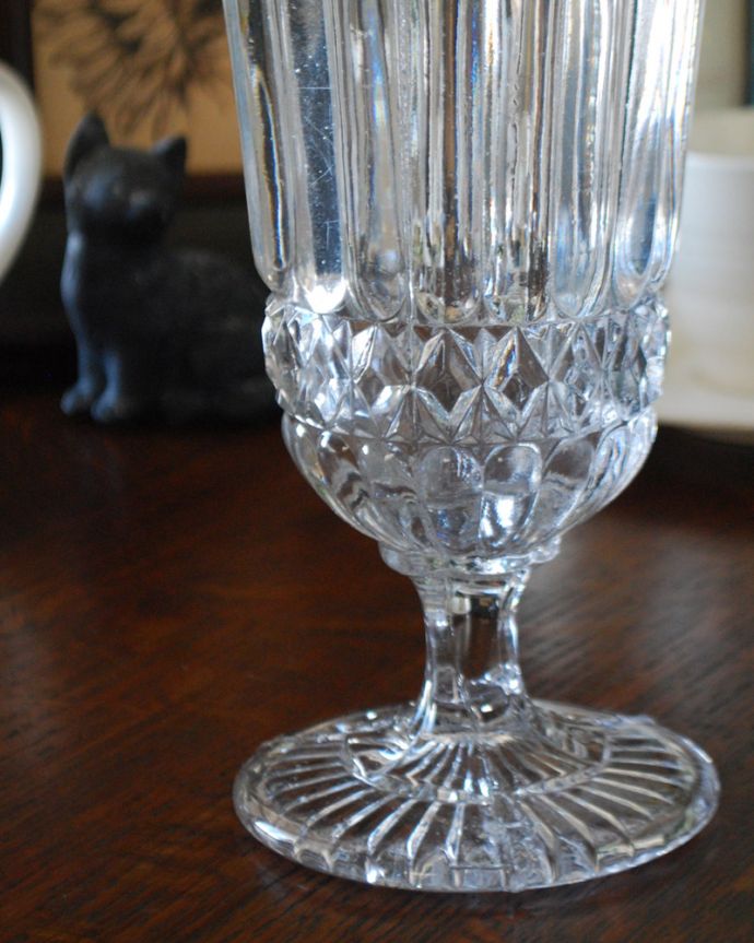 アンティーク 雑貨のガラス小物　アンティーク雑貨　脚付きの可愛いフラワーベース（花器）アンティークのプレスドグラス。脚元まで美しいデザインです。(pg-4043)