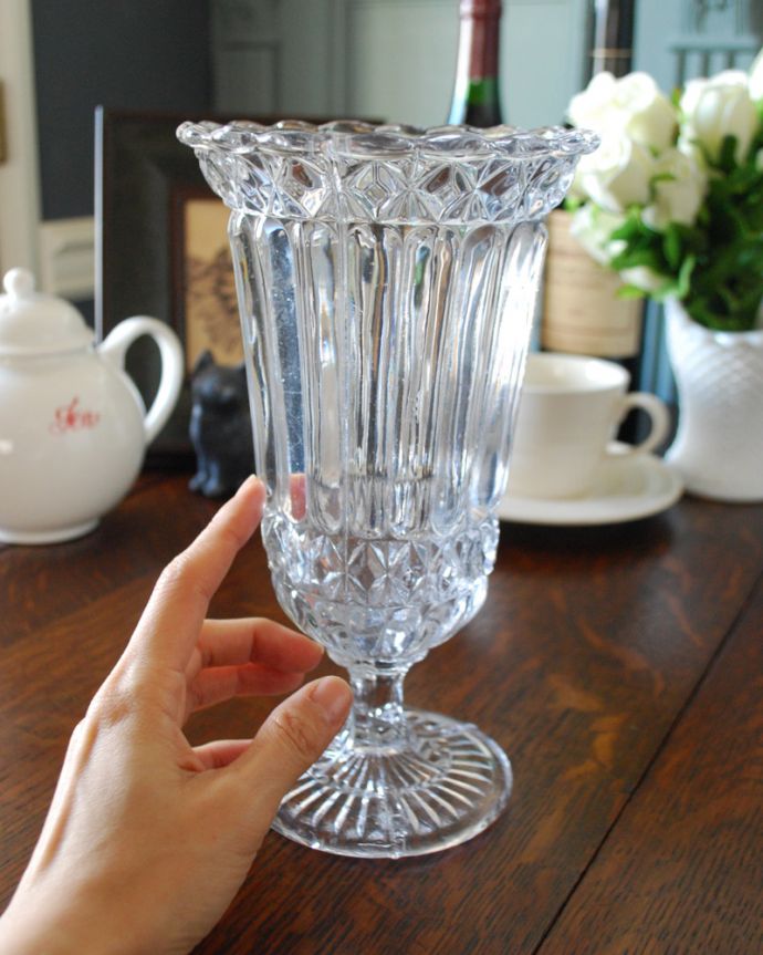 アンティーク 雑貨のガラス小物　アンティーク雑貨　脚付きの可愛いフラワーベース（花器）アンティークのプレスドグラス。飾るだけで絵になる美しさ。(pg-4043)