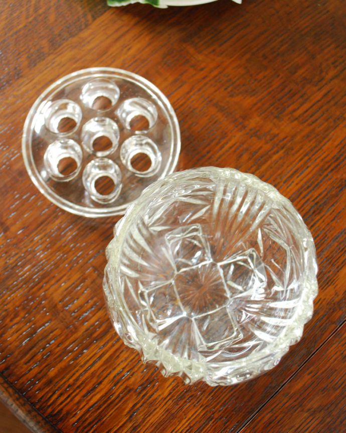 フラワーベース　アンティーク雑貨　コンパクトサイズのガラス留め付きのフラワーベース、プレスドグラス。花を生けるのに便利な仕切りがついてます。(pg-4048)