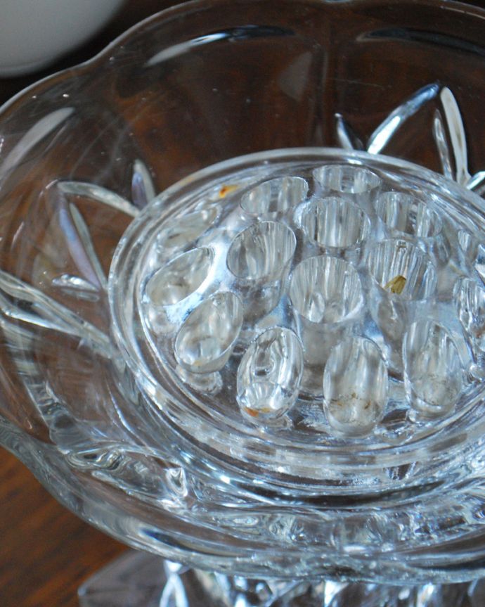フラワーベース　アンティーク雑貨　アンティークのプレスドグラスのフラワーベース（ガラス留め付き）。便利な留め具がついています。(pg-4049)
