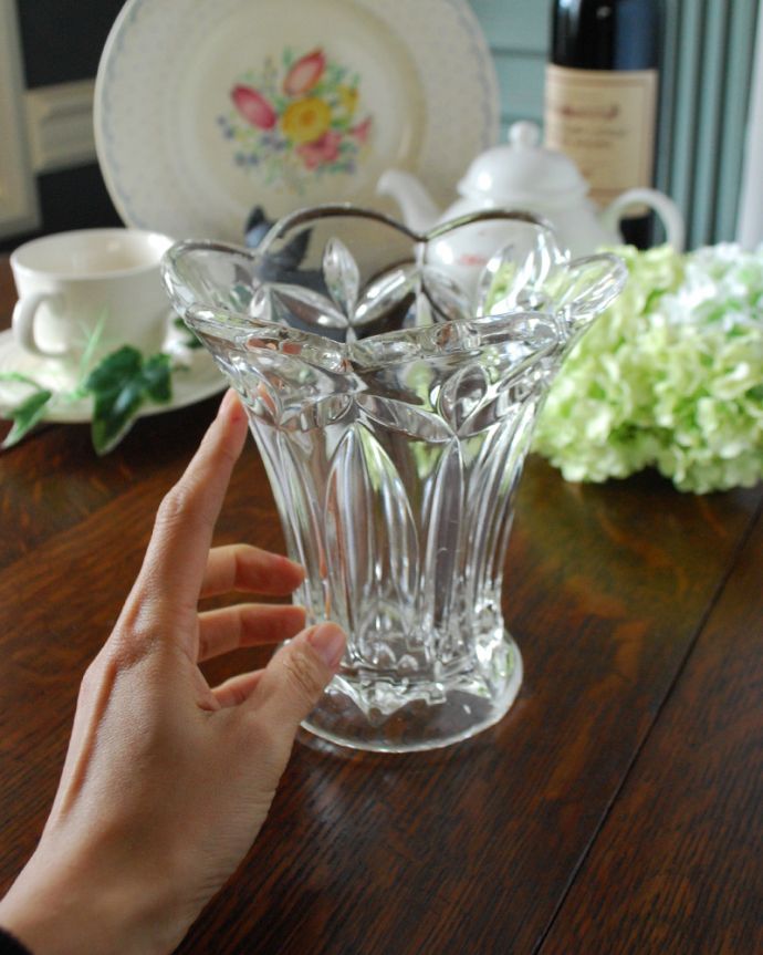 フラワーベース　アンティーク雑貨　お花が咲いたみたいなアンティークプレスドグラス（フラワーベース）。そのまま置いておいても美しいシルエットです。(pg-4050)