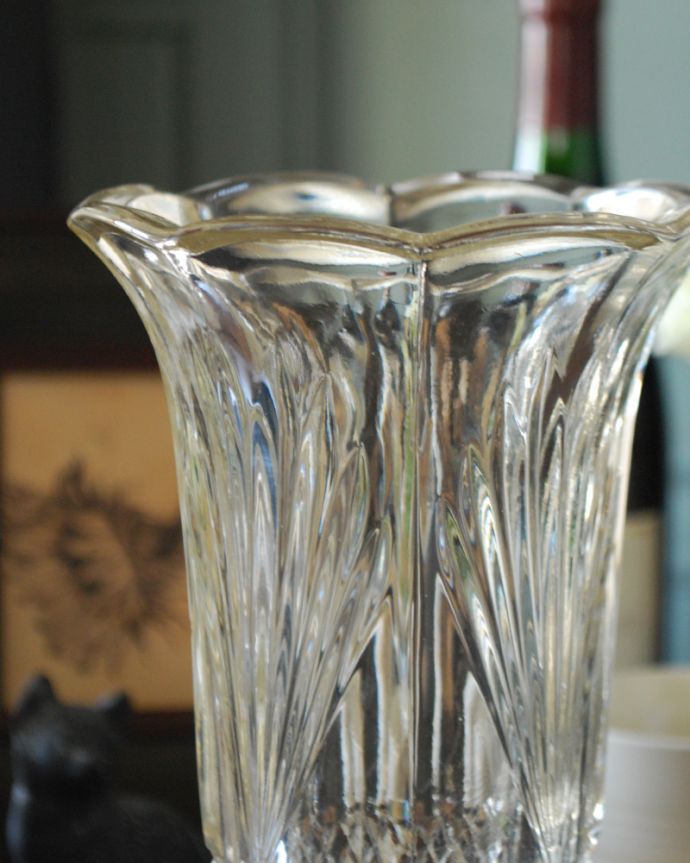 アンティーク 雑貨のガラス小物　アンティーク雑貨　アンティークのガラスの雑貨、プレスドグラスの花器。光が入るとキラキラと輝きますサイズが大きなプレスドグラスは、より太陽の光を反射してキラキラと輝きます。(pg-4059)