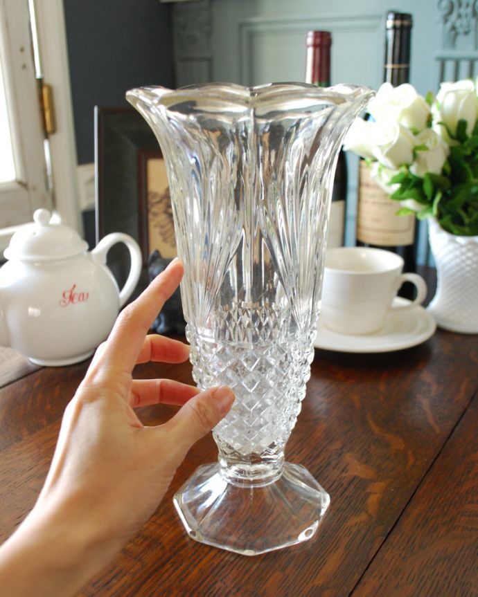 アンティーク 雑貨のガラス小物　アンティーク雑貨　アンティークのガラスの雑貨、プレスドグラスの花器。置くだけで華やかな雰囲気大きなサイズの花器は、お家に1つは欲しいアイテム。(pg-4059)