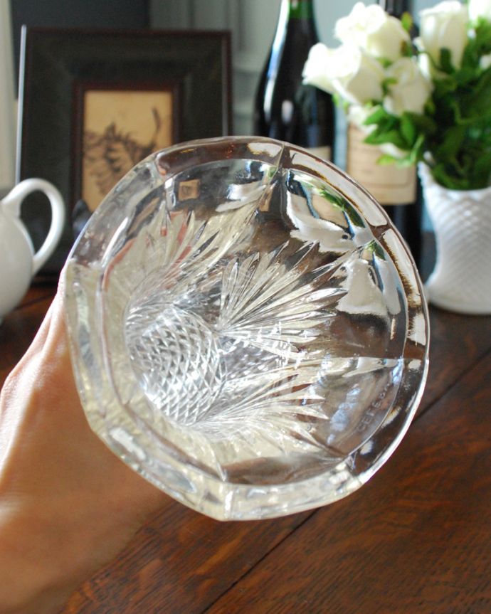 アンティーク 雑貨のガラス小物　アンティーク雑貨　アンティークのガラスの雑貨、プレスドグラスの花器。上からのぞいて見ると･･･アンティークなので多少のキズ・欠けがある場合がありますが、使用上問題はありませんので、ご了承下さい。(pg-4059)