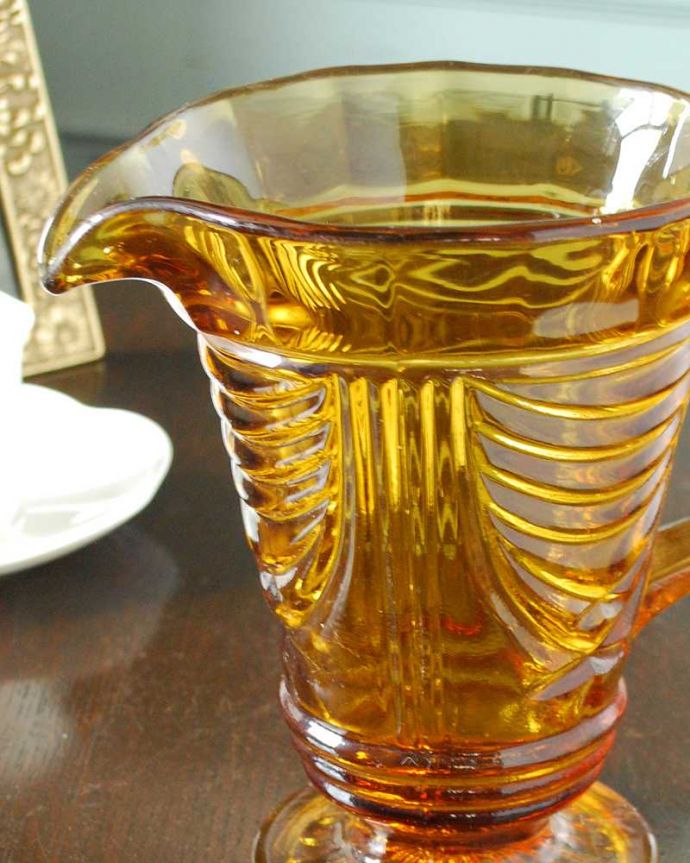 アンティーク 雑貨のガラス小物　アンティーク雑貨　美しいアンバー色のガラスのウォータージャグ、アンティークプレスドグラス。英国の家庭には必ずあるウォータージャグアルコールを飲まない人のためにテーブルの中央にお水を置いて置かれていたウォータージャグ。(pg-4060)